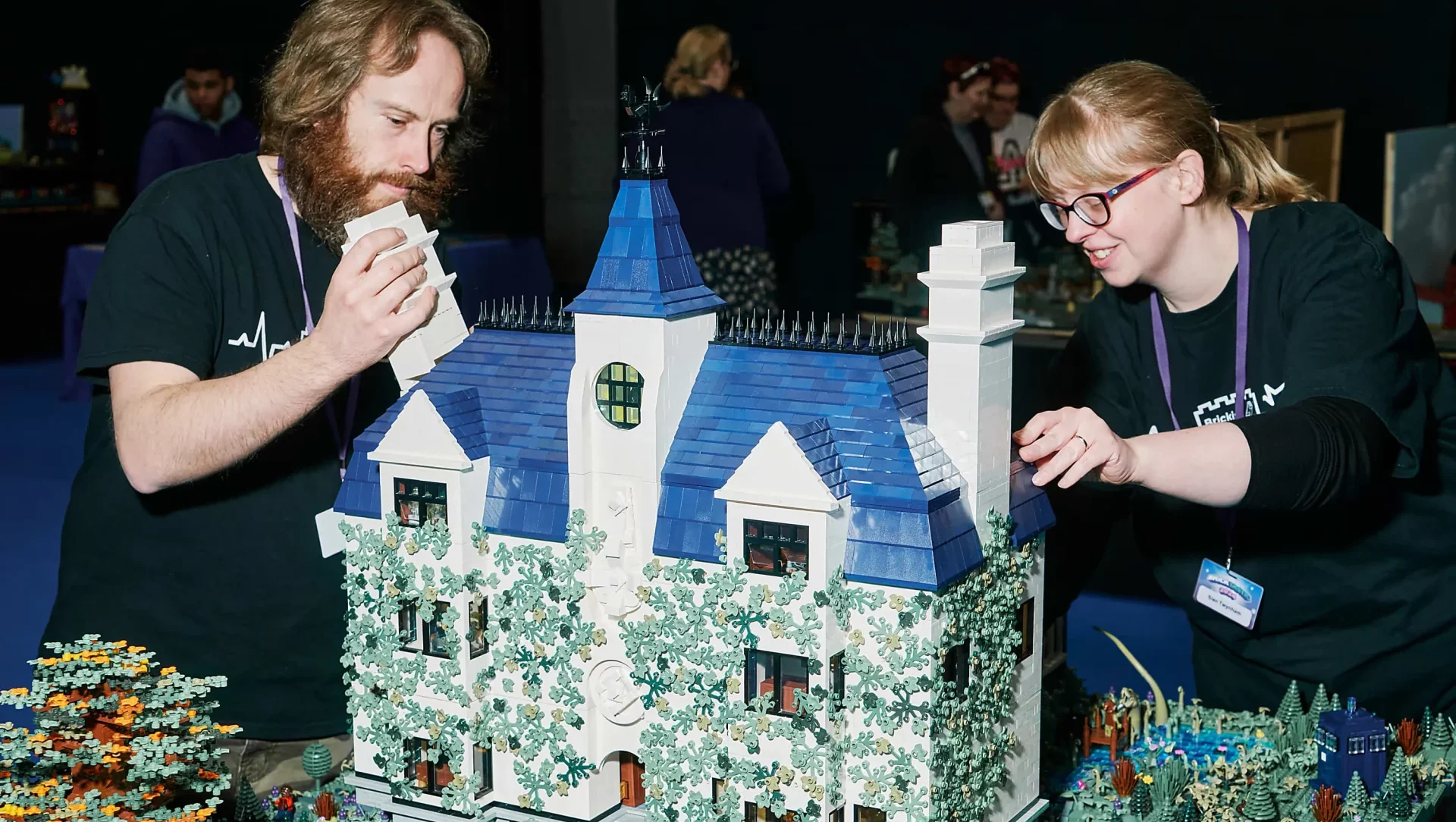 رویای علاقه‌مندان بزرگسال لگو به حقیقت پیوست: خانه لگو در تسخیر آثار هنرمندان جدید